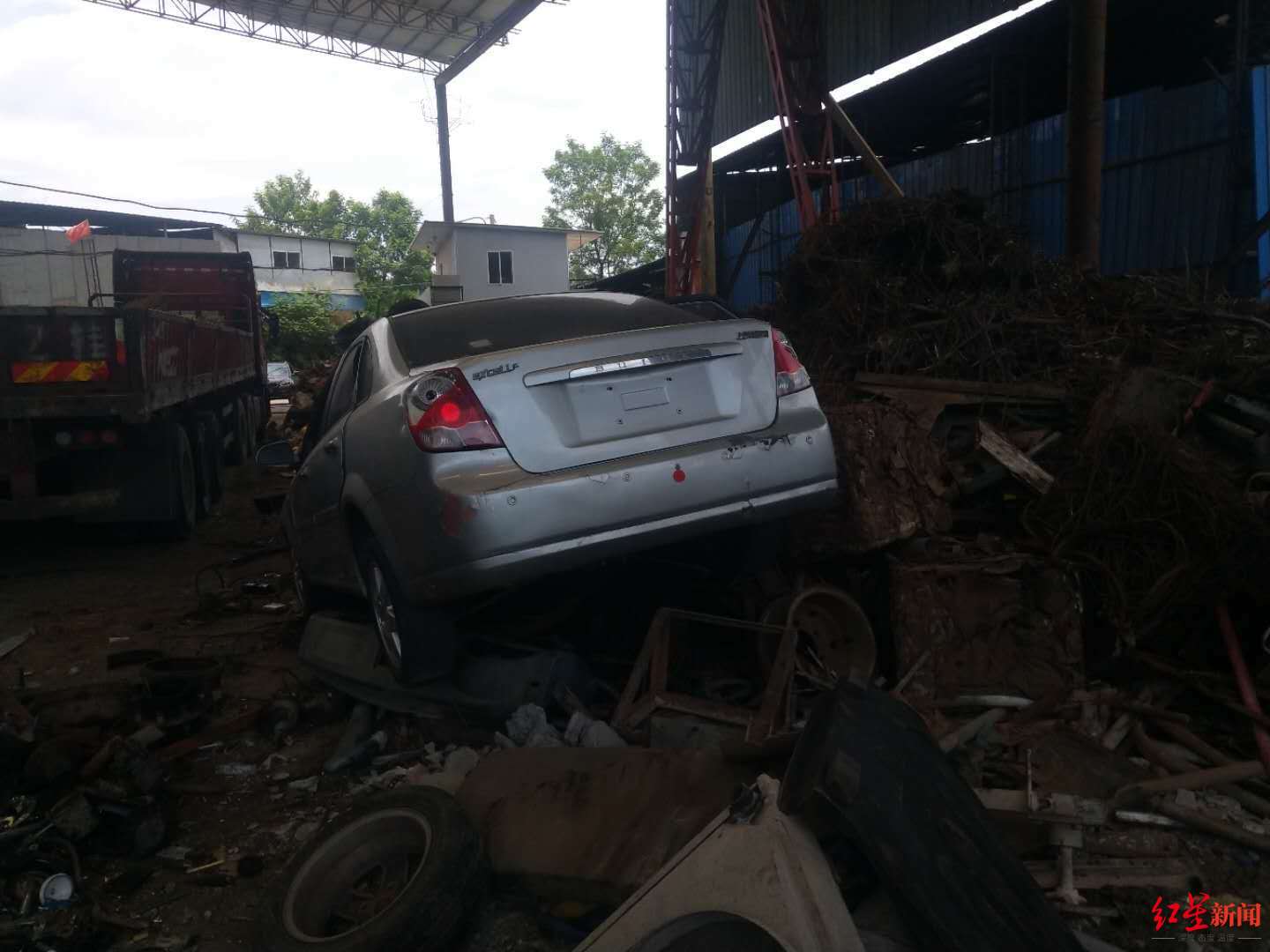 停路边的车被社区清运车拖走卖废品拆掉 社区称只让拖车没让卖车 警方介入